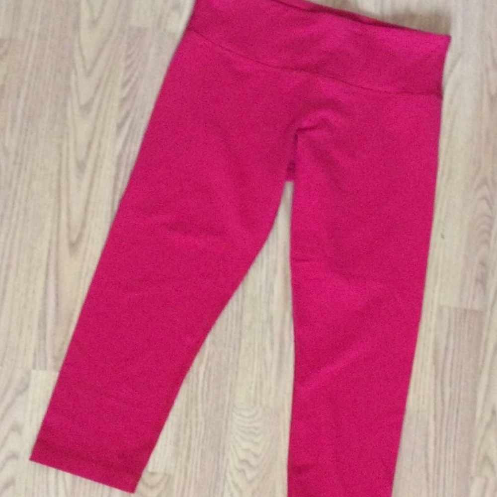 Lululemon Wunder Under red Crops Sz 8